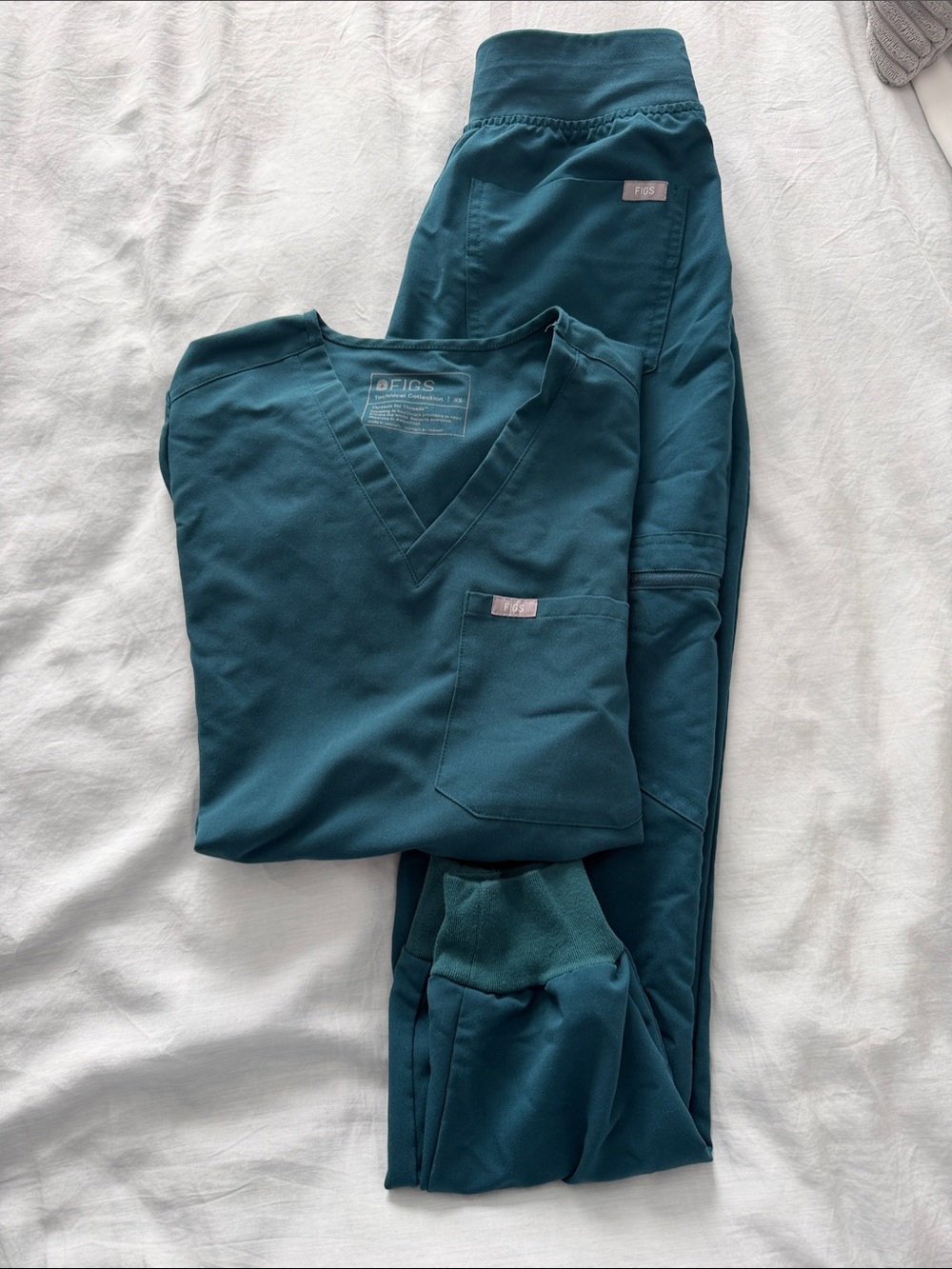 Figs Women's Teal V-Neck Scrub Top and Jogger Pants
